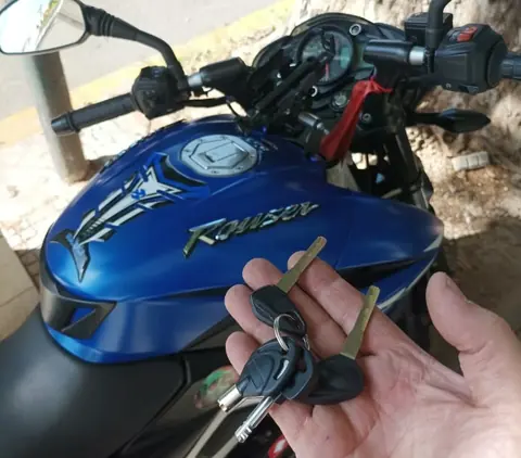 Bajaj Rouser NS200: copia de llave