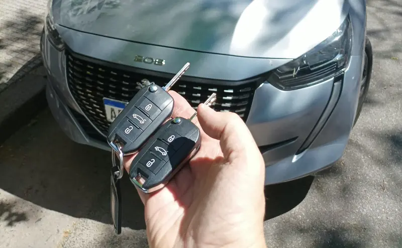 Dos llaves con telemando hechas para un Peugeot 208